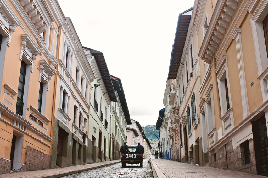 Koloniale straat in het historische centrum van Quito