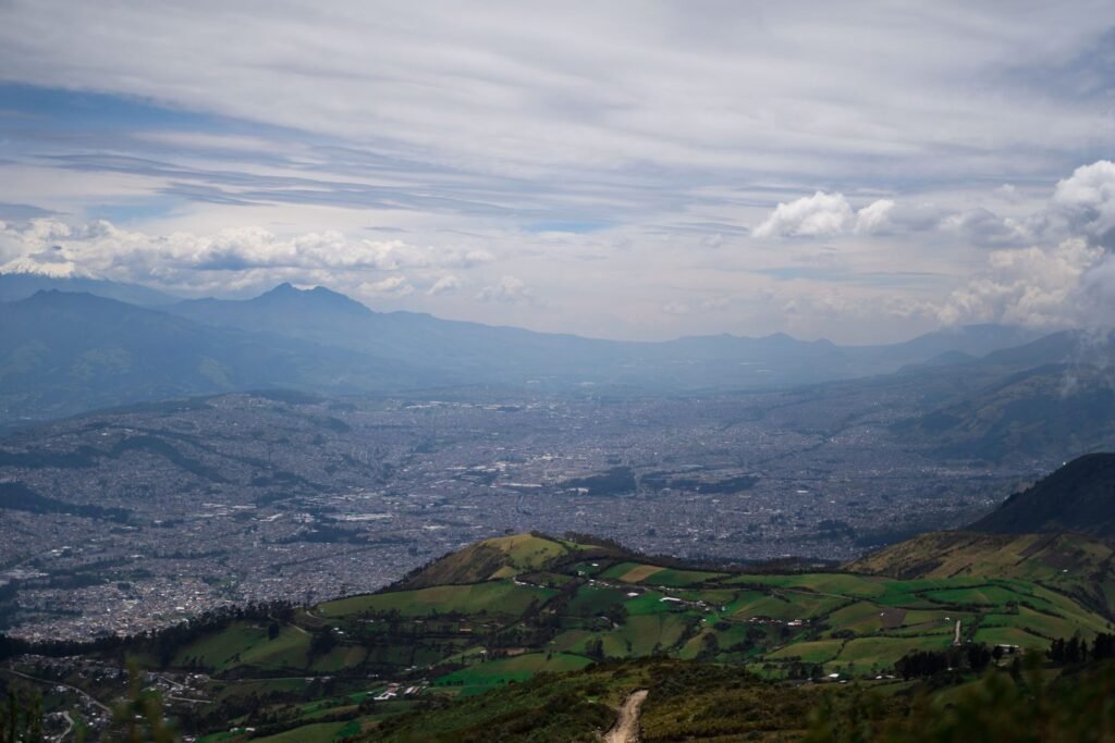 Uitzicht over de vallei rond Quito met de Andes