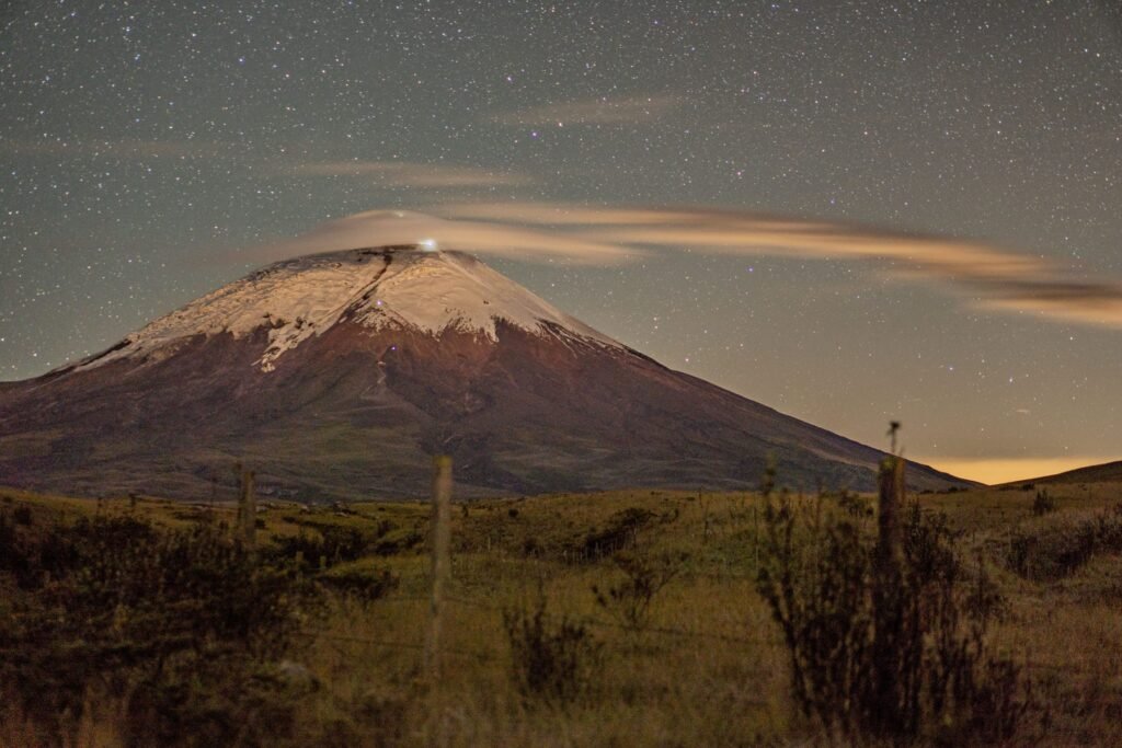 Cotopaxi in de schemering met wolken rond de top