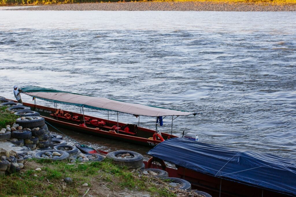Houten kano's aan de oever van een rivier in de Amazone van Ecuador