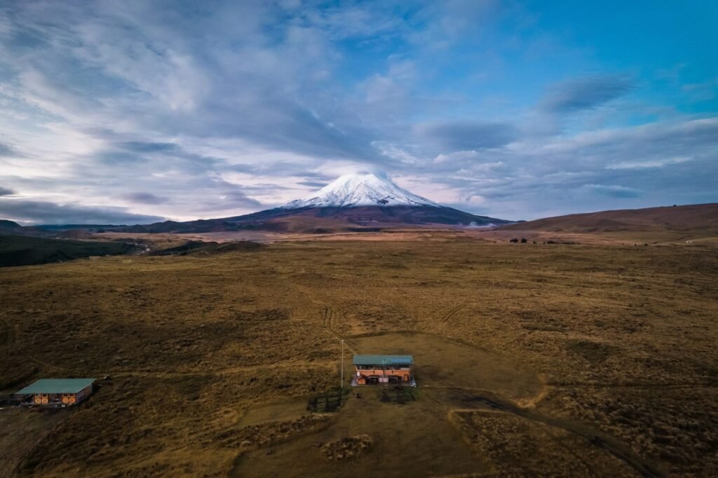 Cotopaxi gezien over de hoogvlakte met een kleine hut