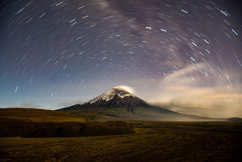 Sterrensporen boven de vulkaan Cotopaxi