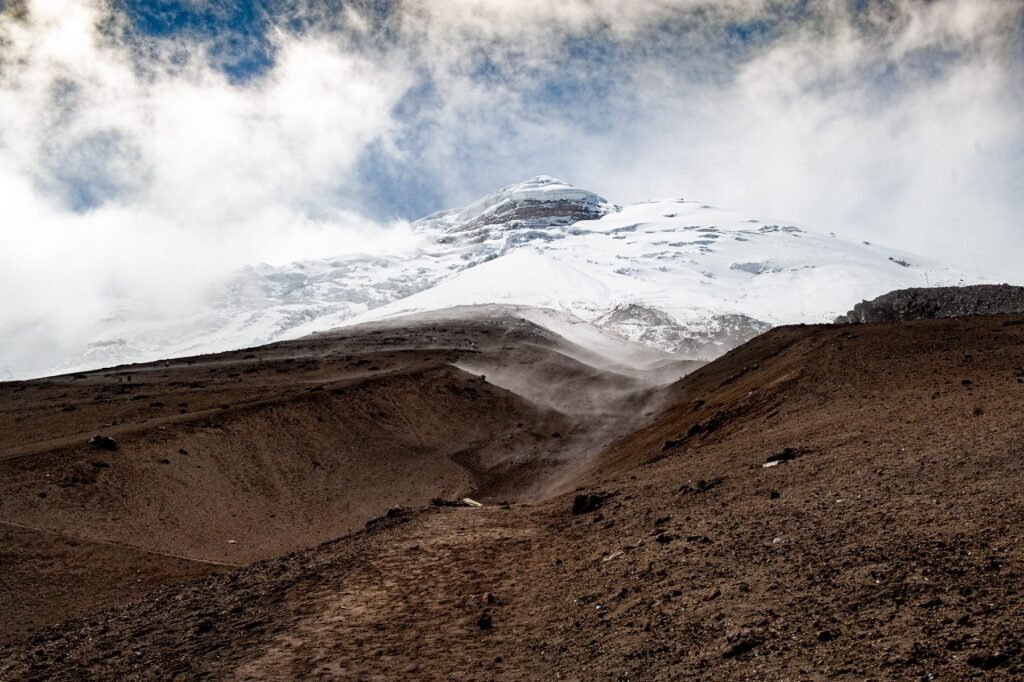 Besneeuwde flanken van een vulkaan in de Andes
