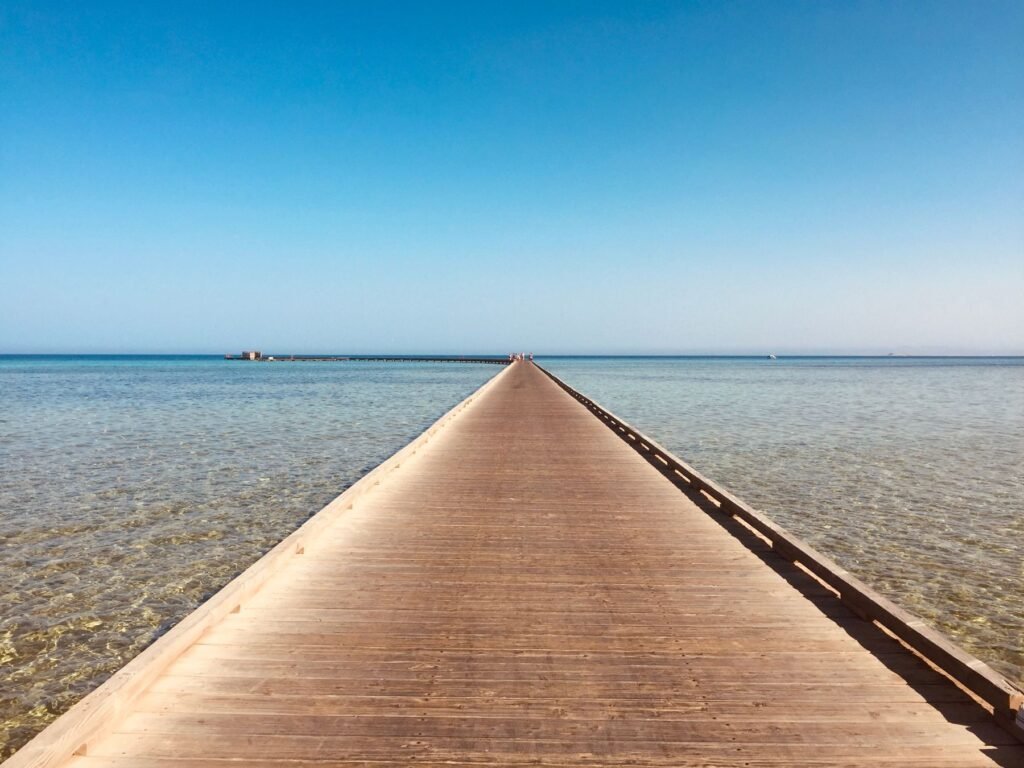 Houten steiger in de Rode Zee