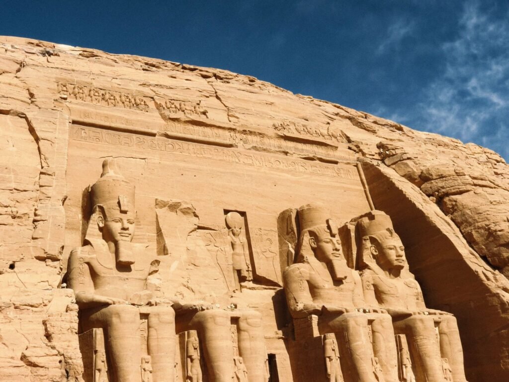 Beelden van Ramses II in Abu Simbel