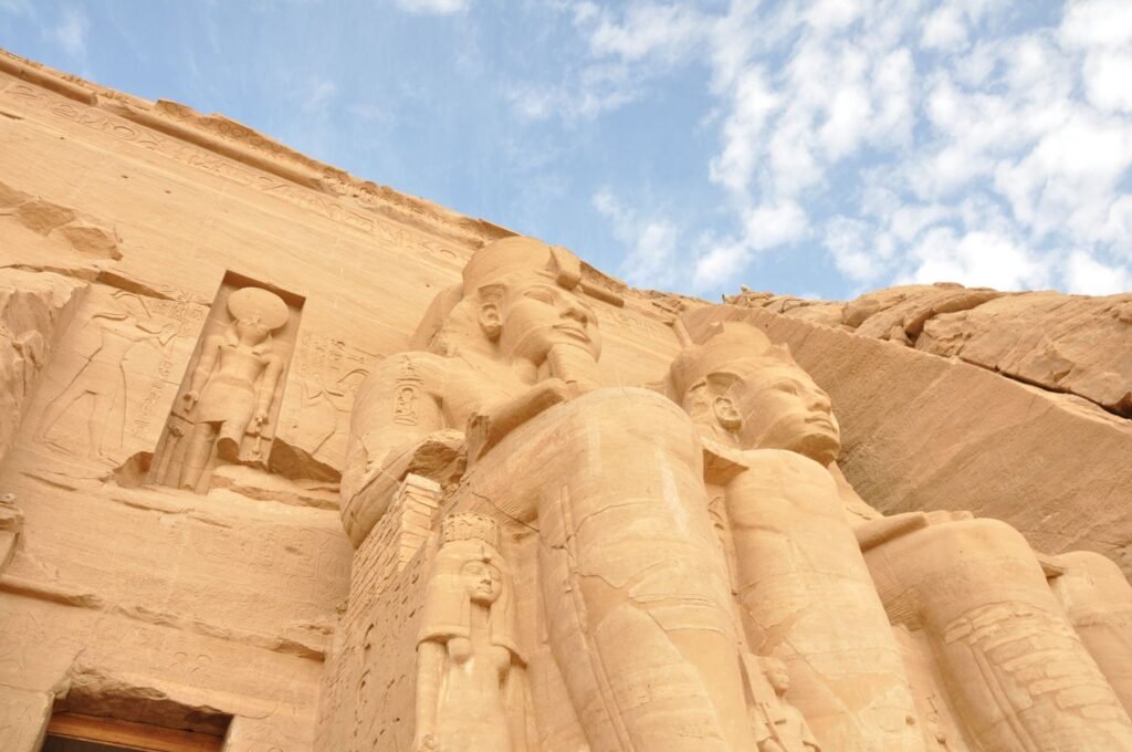 Zandstenen beelden van farao's in Abu Simbel