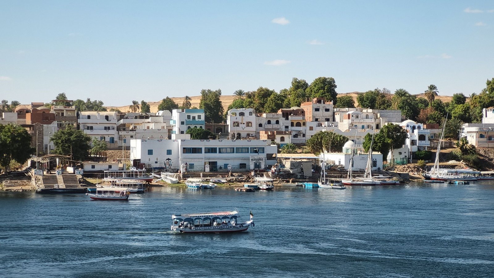 De oever van Aswan met boten en huizen