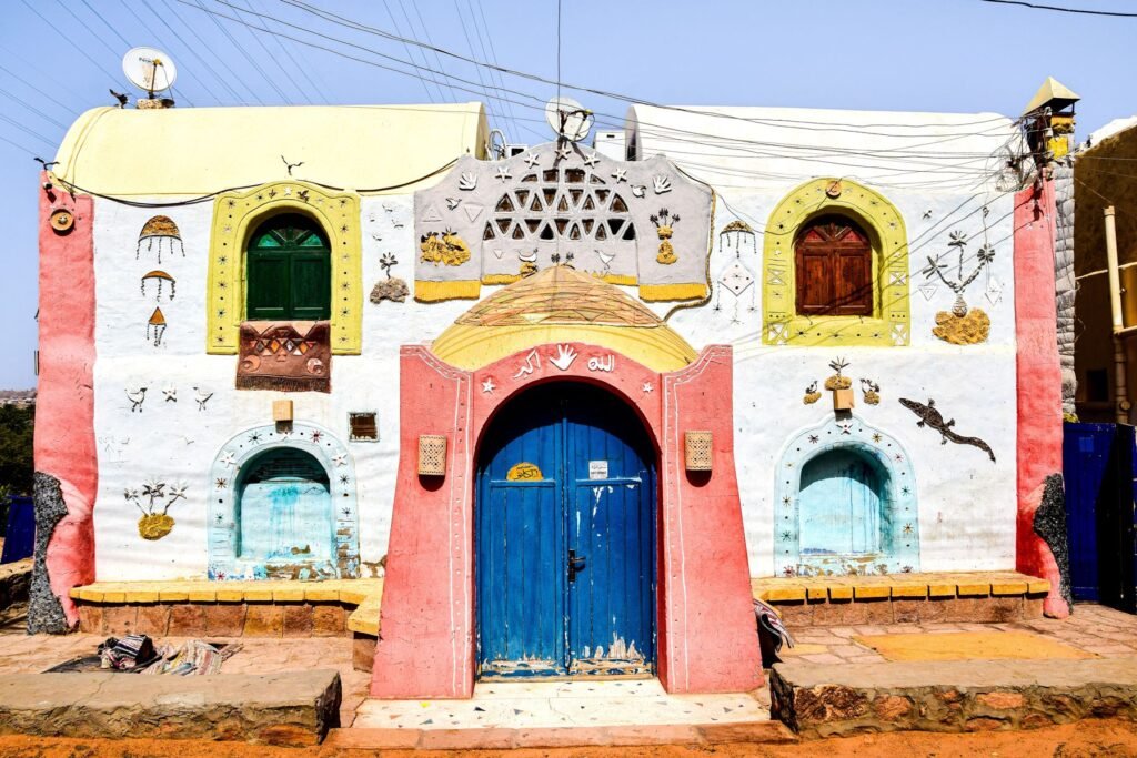 Beschilderde gevel van een Nubisch huis bij Aswan