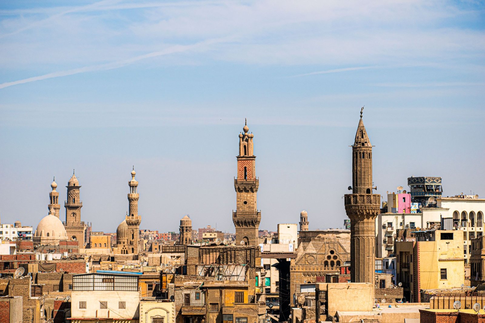 Skyline van Cairo met historische moskeeën en minaretten