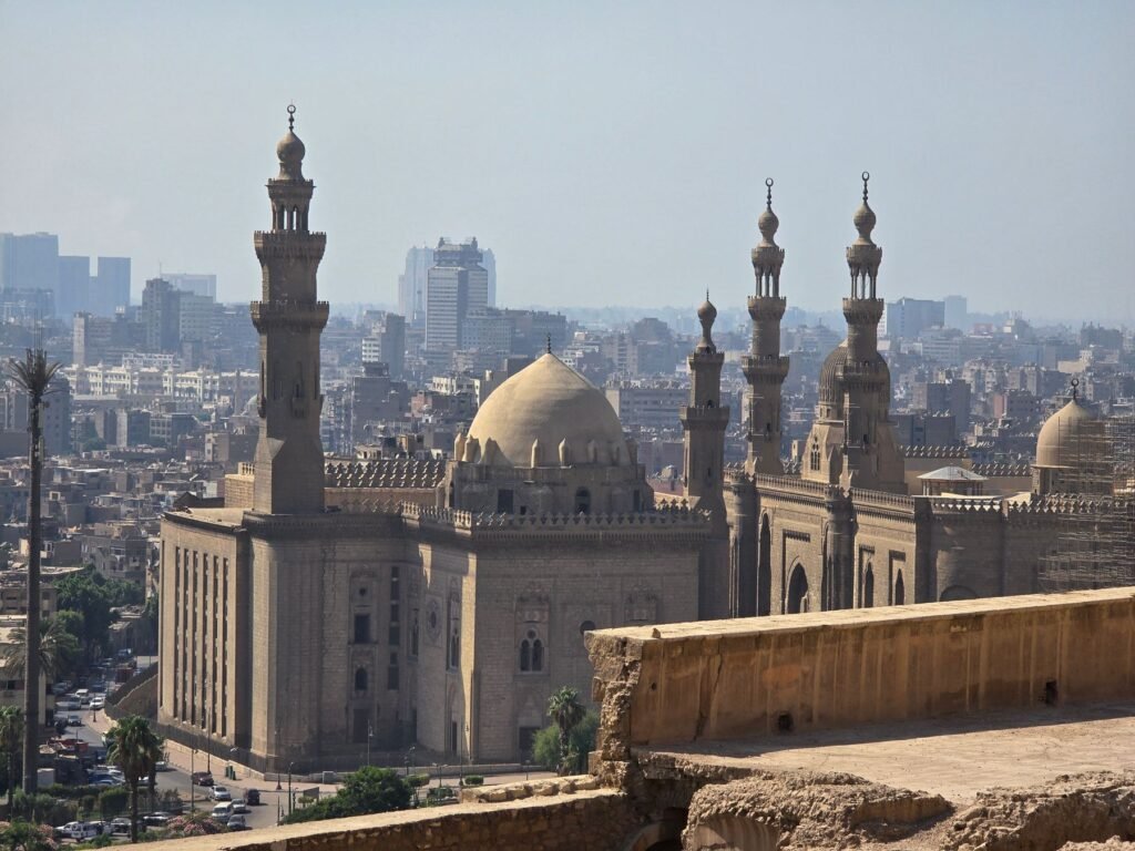 Historische moskeeën met de skyline van Cairo