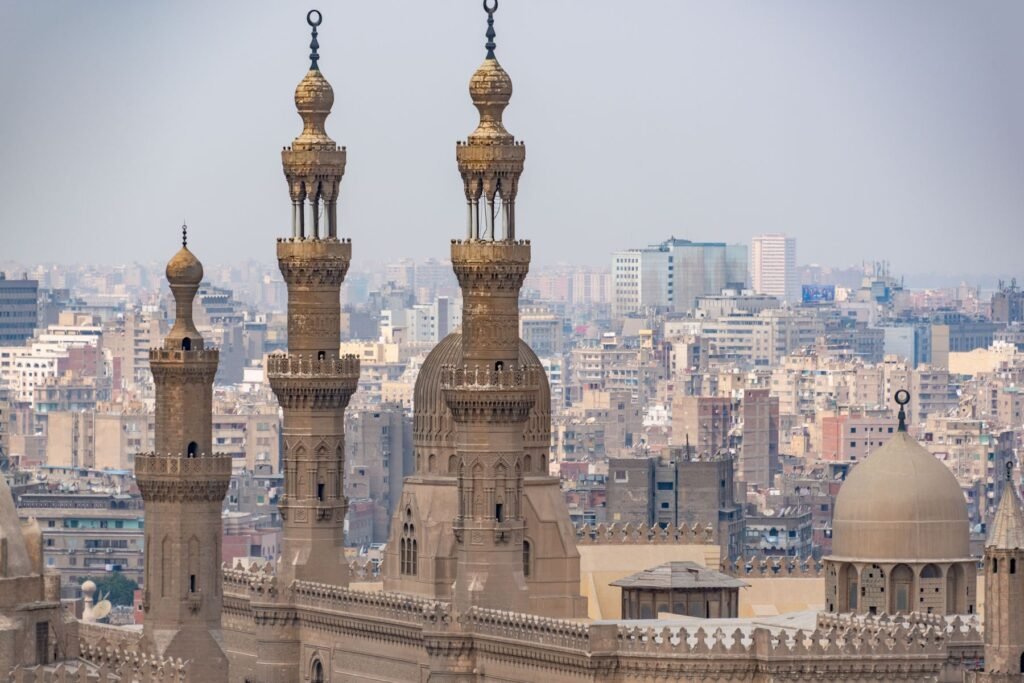Minaretten boven de daken van Cairo