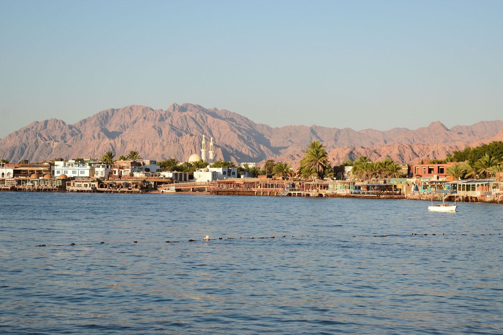 De kust van Dahab met bergen