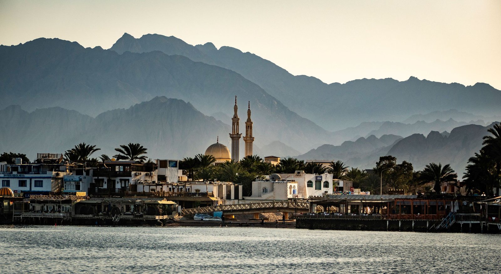 Dahab aan zee met de bergen van de Sinaï