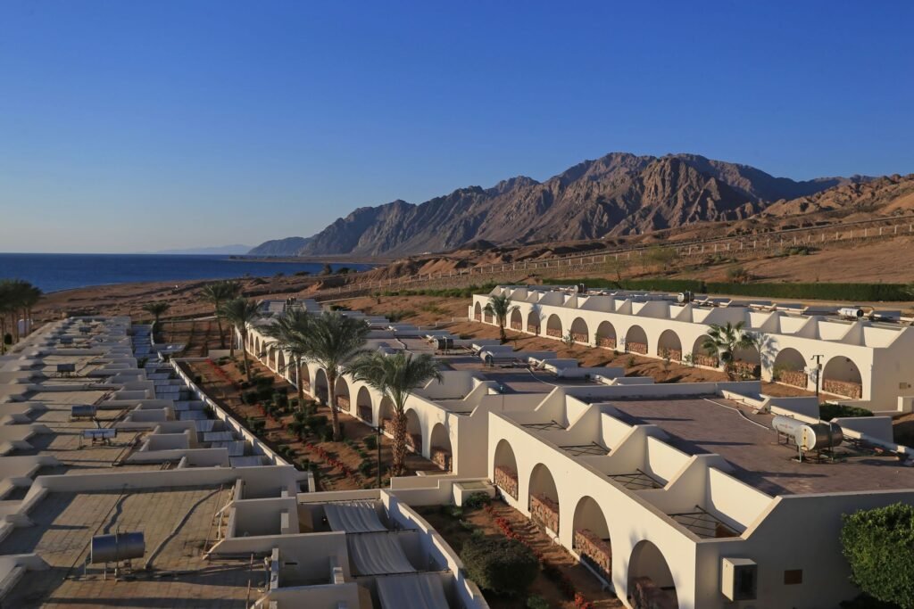Huizen aan de kust bij Dahab van bovenaf