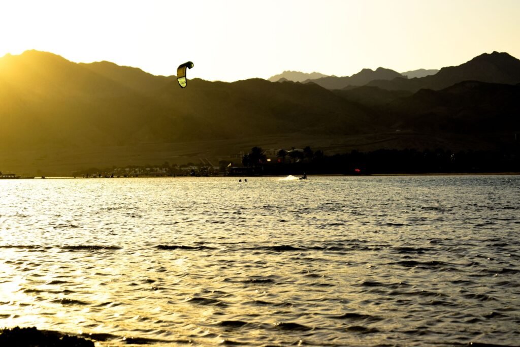 Kitesurfen bij zonsondergang in Dahab