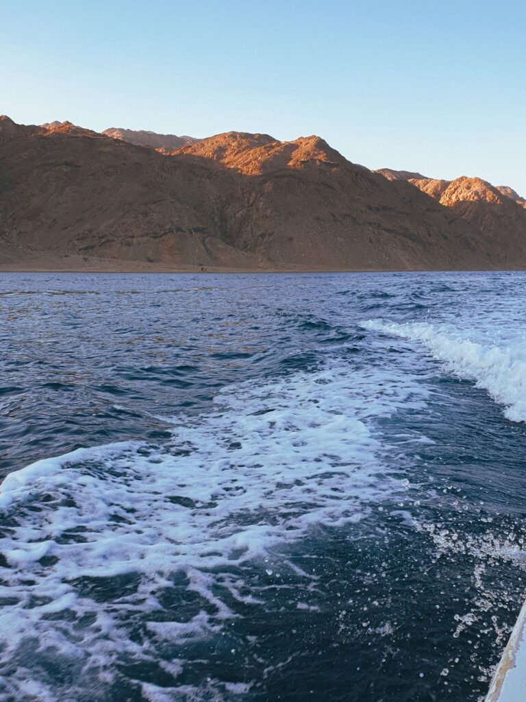 Bergen boven de zee bij Dahab