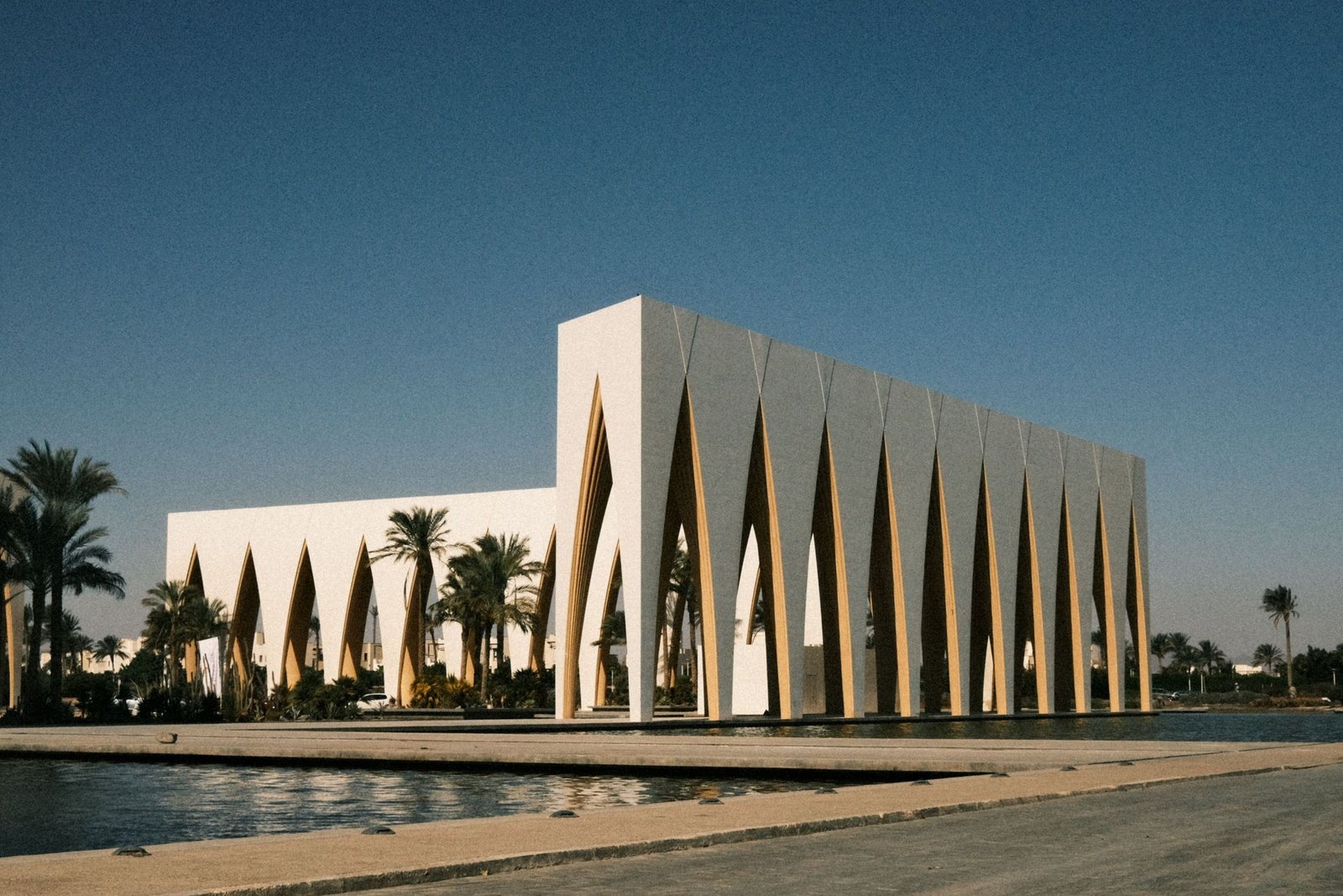 Witte architectuur aan het water in El Gouna