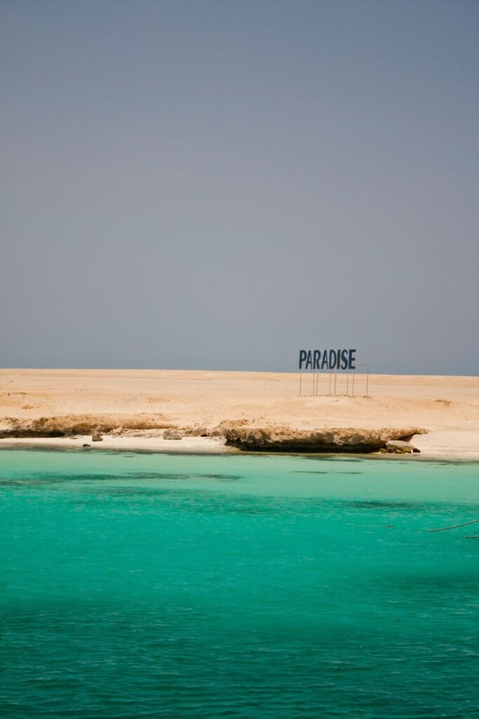 Turquoise water aan de Rode Zeekust
