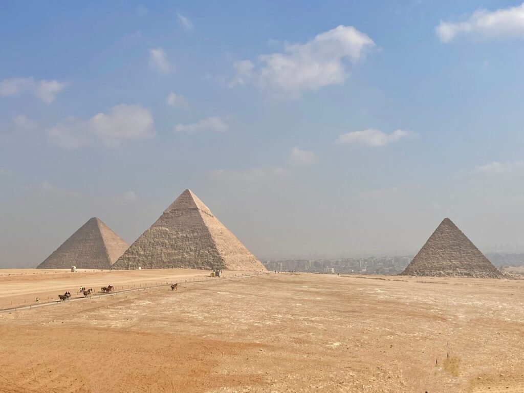 De piramides van Gizeh tegen een heldere lucht