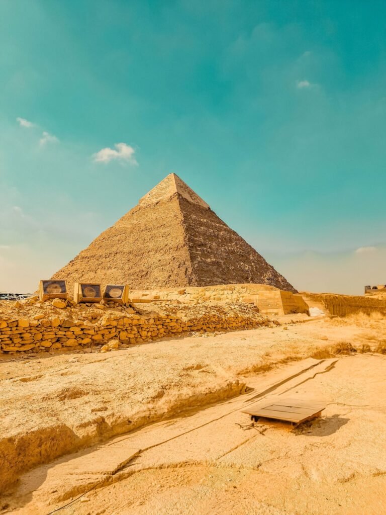 De Grote Piramide van Gizeh tegen een kleurrijke lucht