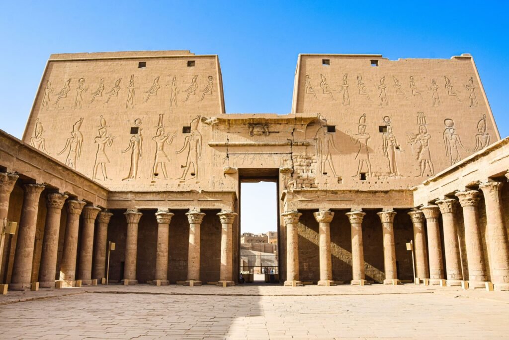 Binnenhof van de tempel van Edfu