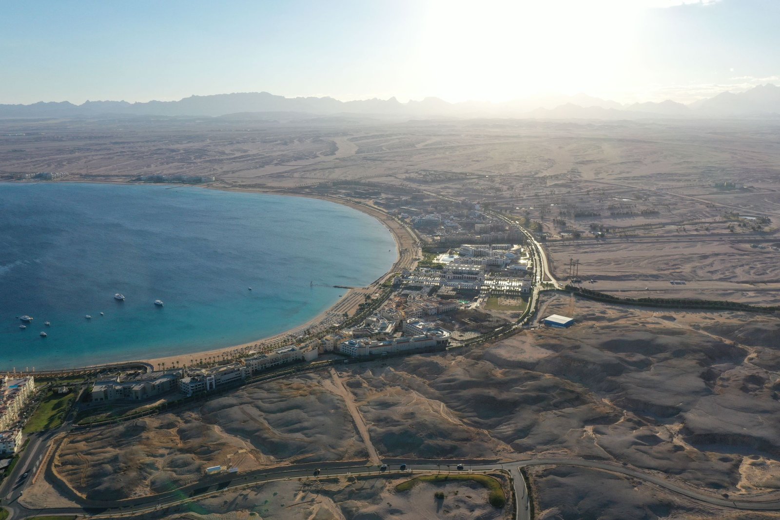 De kust van Hurghada en de woestijn van bovenaf