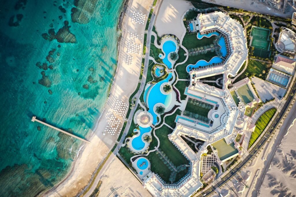 Resort aan het koraalrif bij Hurghada van bovenaf
