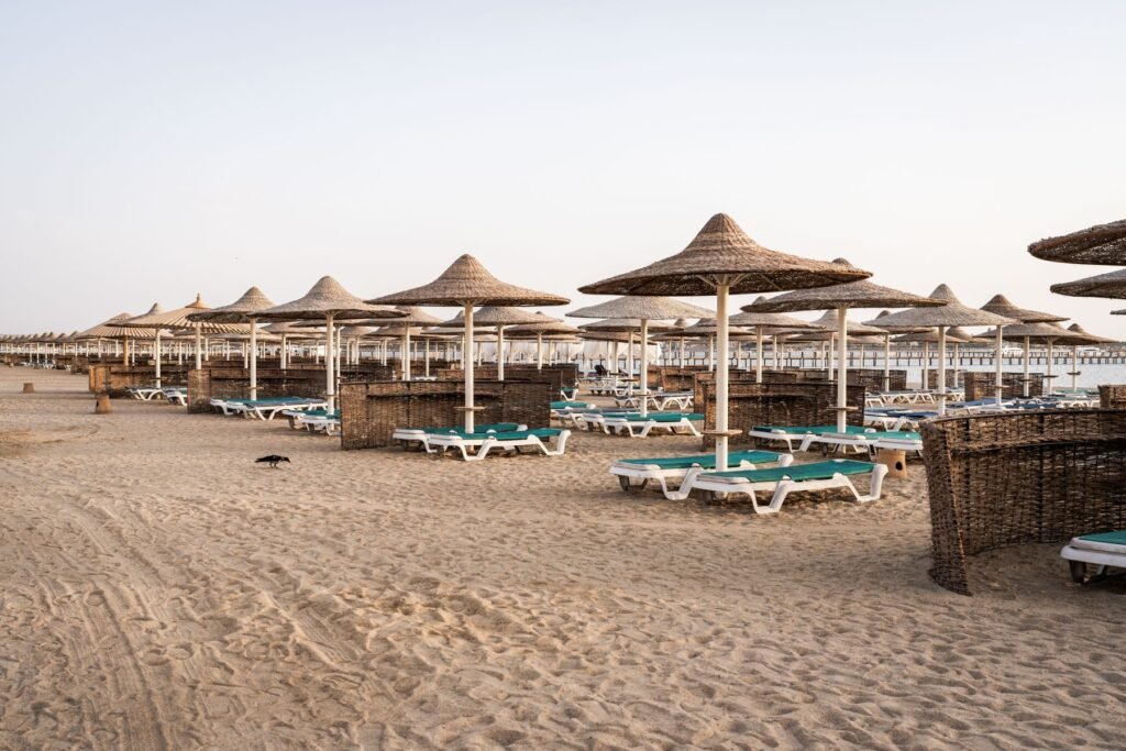 Strand met parasols bij Hurghada
