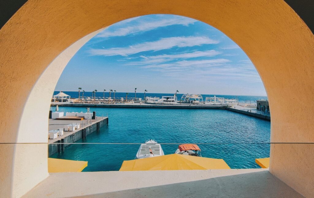 Haven van Hurghada door een boog gezien