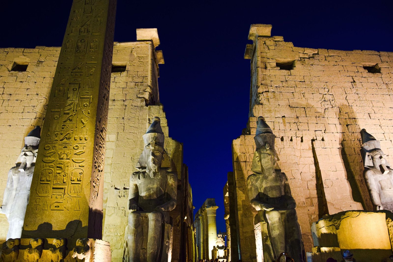 De tempel van Luxor bij avond