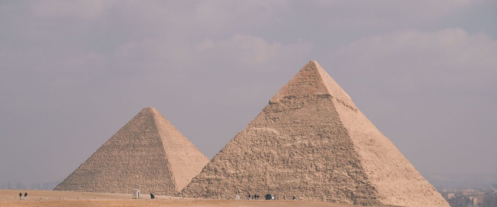 De piramides van Gizeh onder een bewolkte lucht