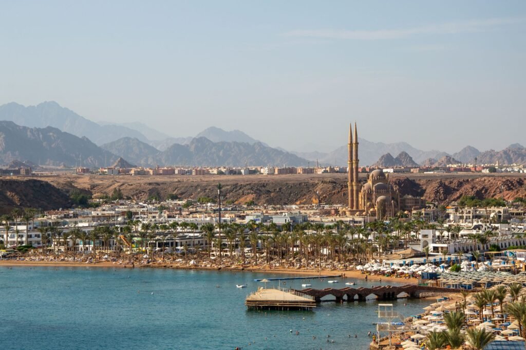 De baai van Sharm el-Sheikh met de bergen van de Sinaï