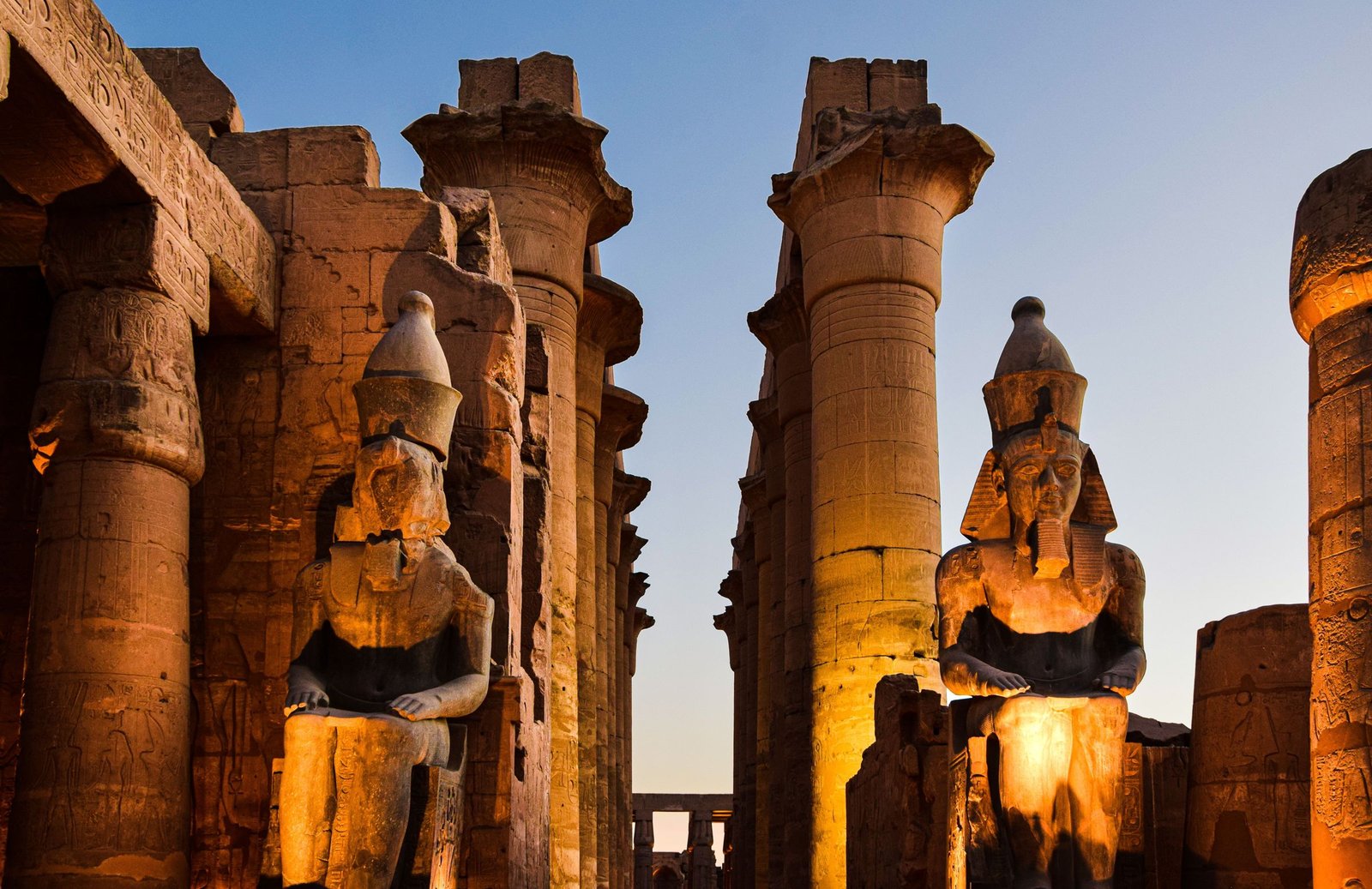 De tempel van Luxor bij avond