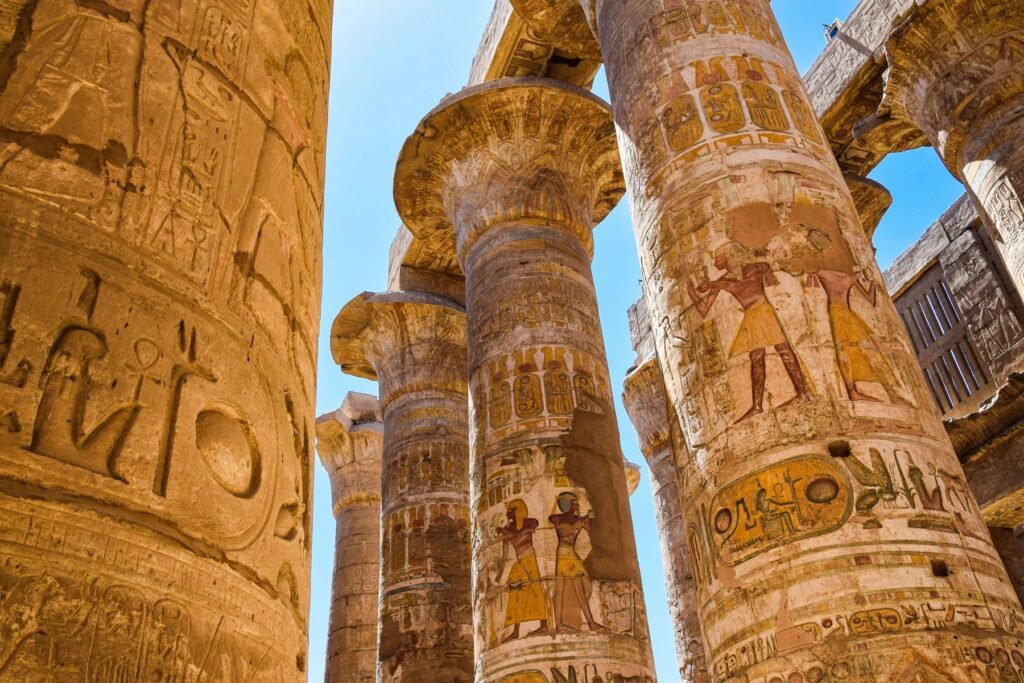 Zuilen met reliëfs in Karnak