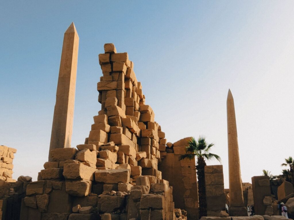 Obelisk tussen de ruïnes van Karnak
