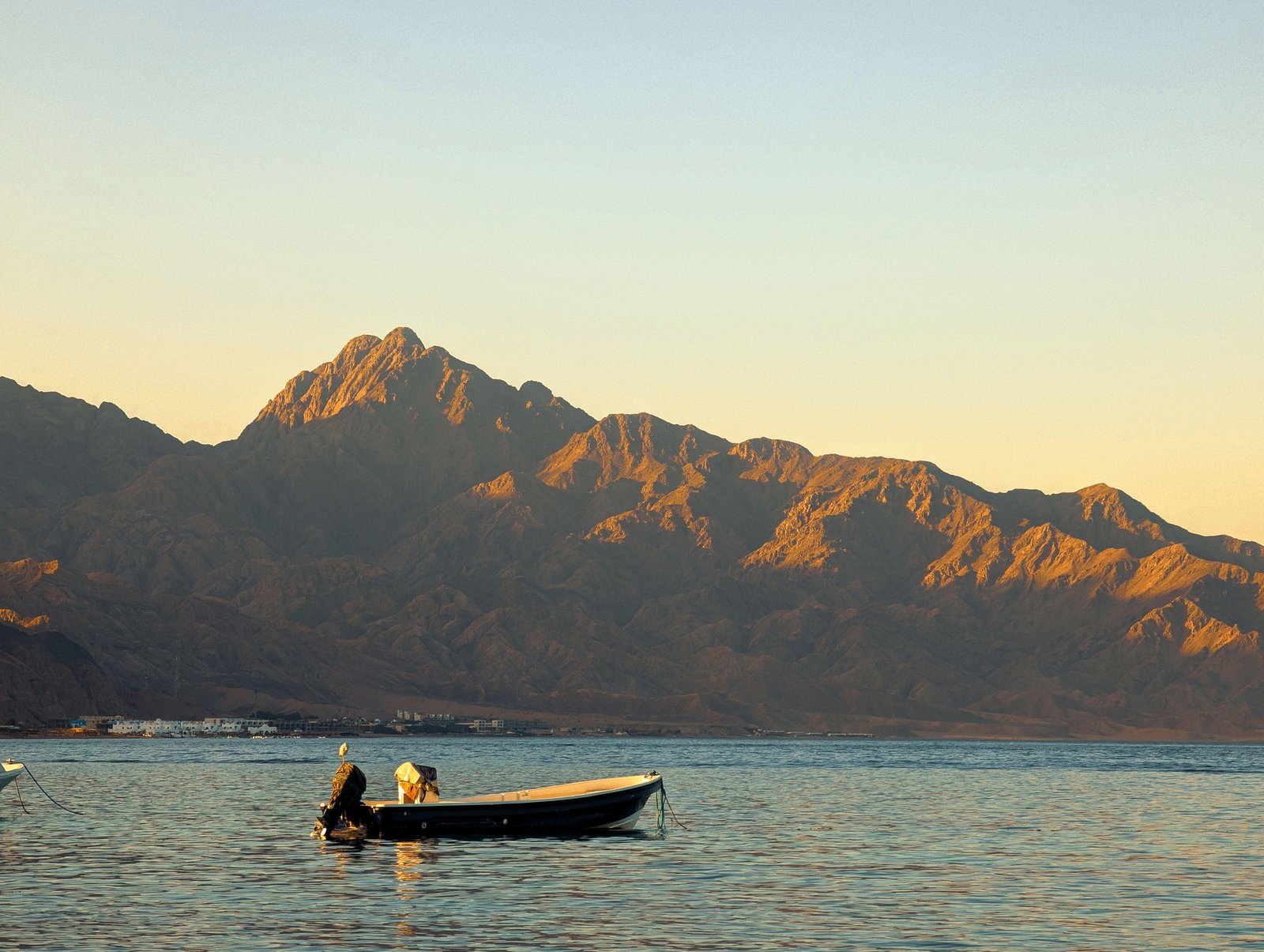 Boot voor de bergen bij Dahab