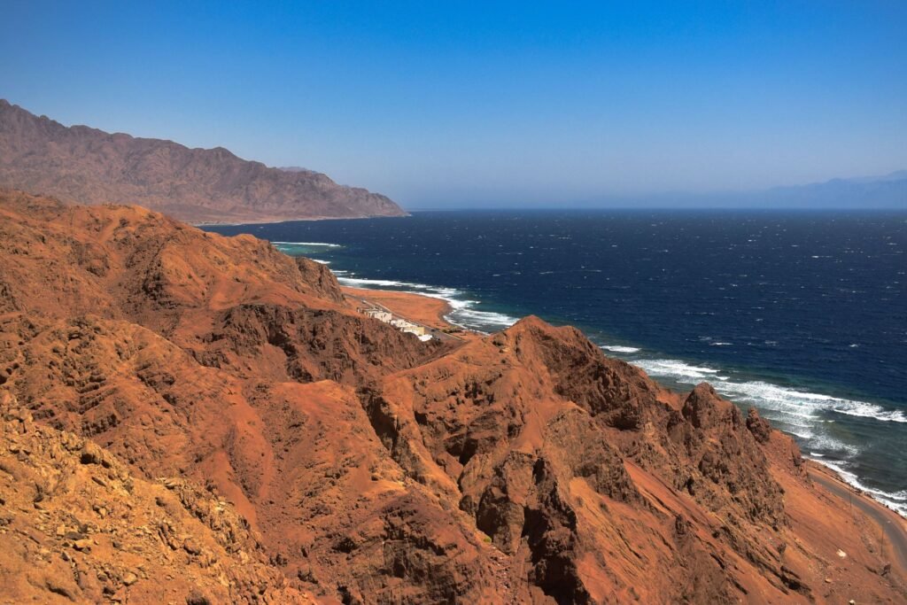 Rode bergen aan de kust van de Sinaï