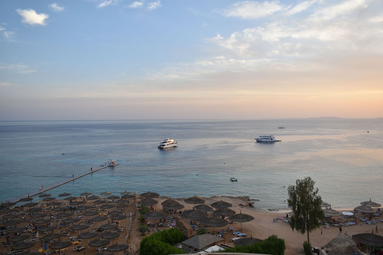 De kust van Sharm el-Sheikh bij zonsopkomst