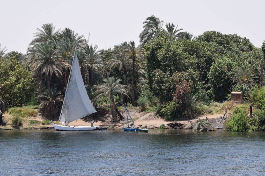 Zeilboot aan de oever van de Nijl
