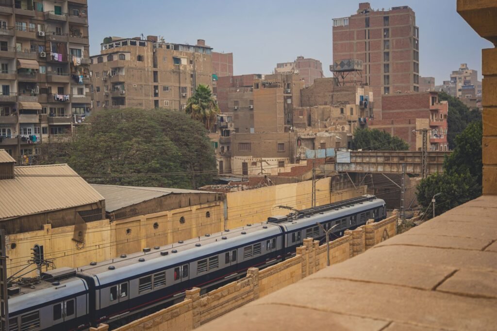 Trein langs de oude huizen van Cairo