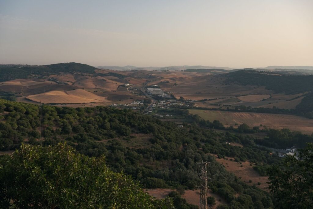 Heuvels en akkers in Andalusië bij zonsondergang