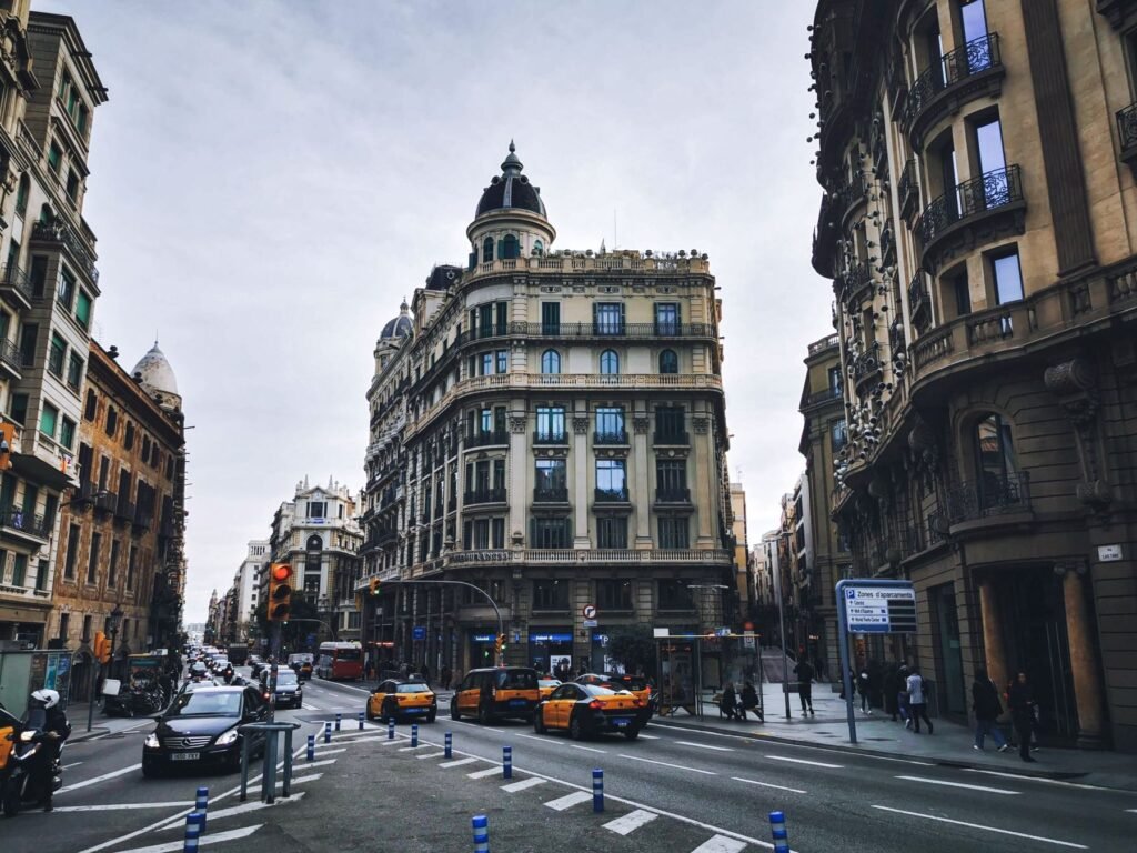 Straat met historische gebouwen in Barcelona