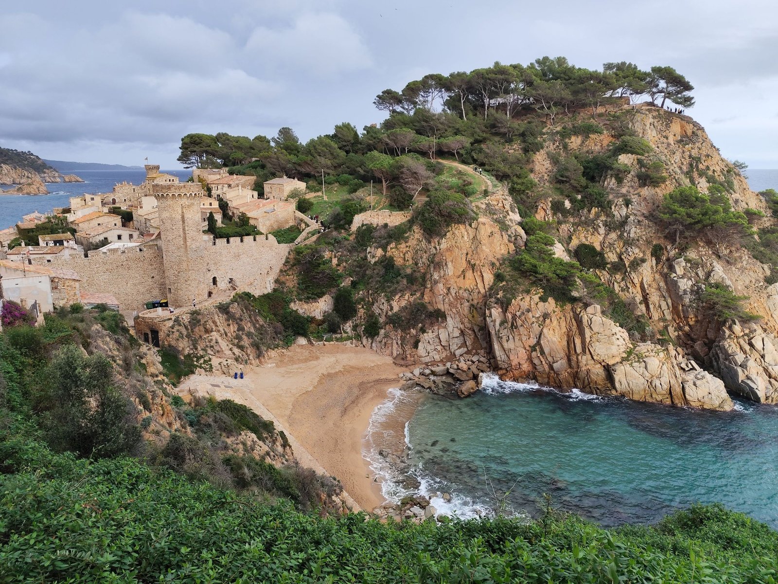 Tossa de Mar met de stadsmuren
