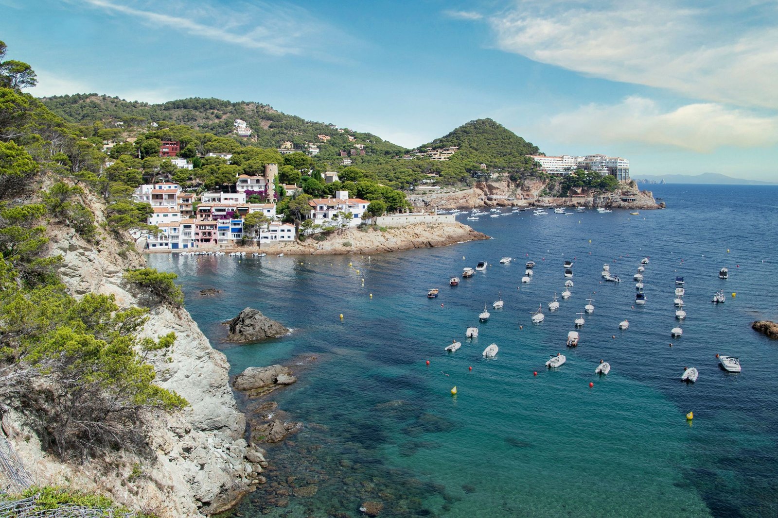 Kustdorp met bootjes aan de Costa Brava