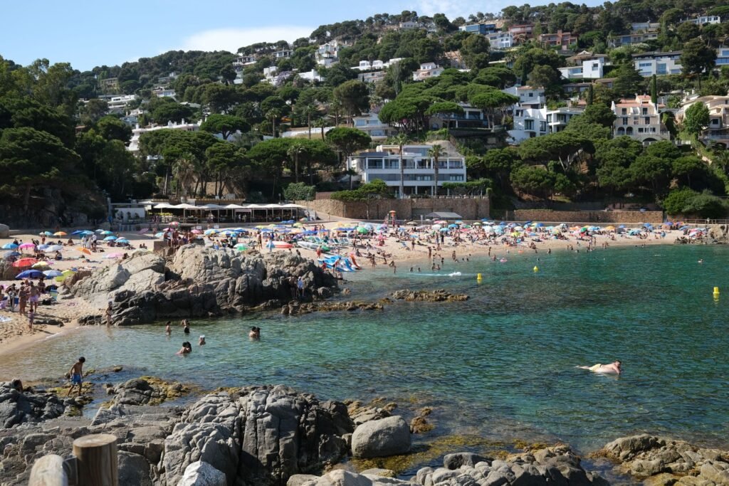 Baai met een strand aan de Costa Brava