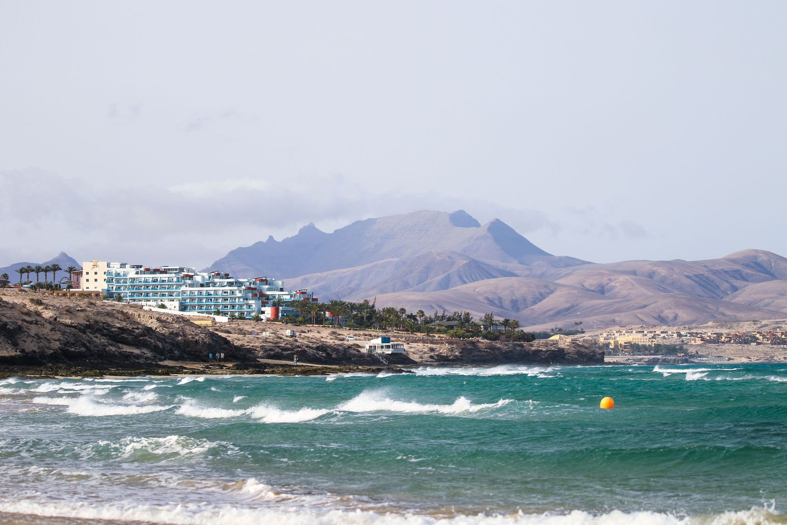 Kust van Fuerteventura met bergen