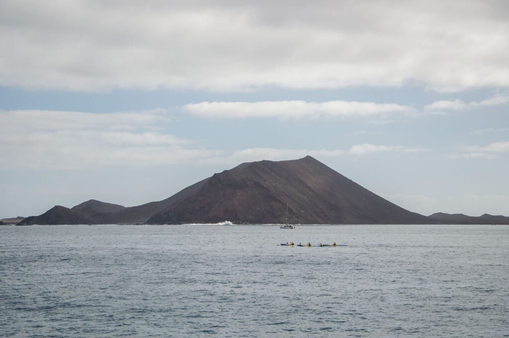 Vulkanisch eilandje voor de kust