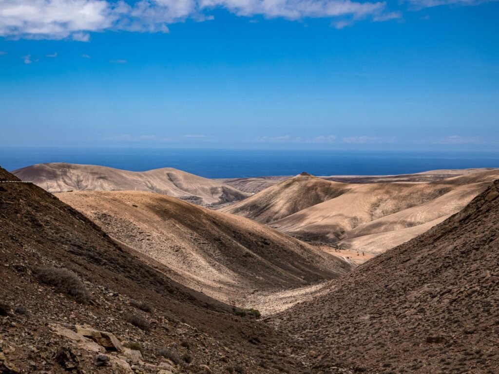 Heuvels en zee op Fuerteventura