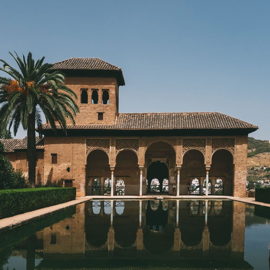 Paleis aan een vijver in het Alhambra