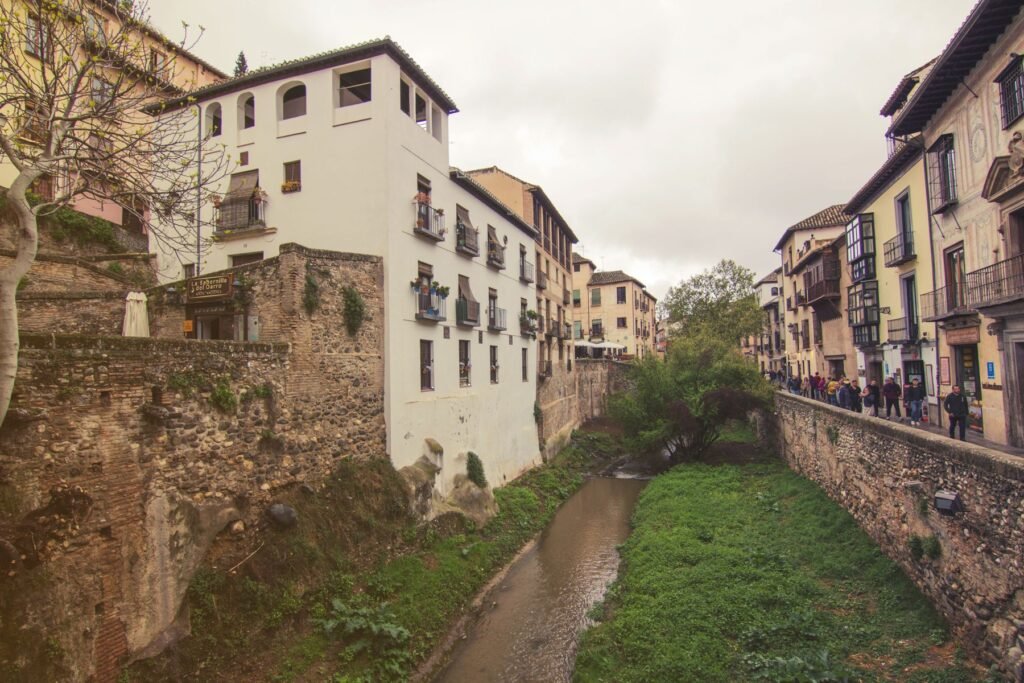 Huizen langs de rivier de Darro in Granada